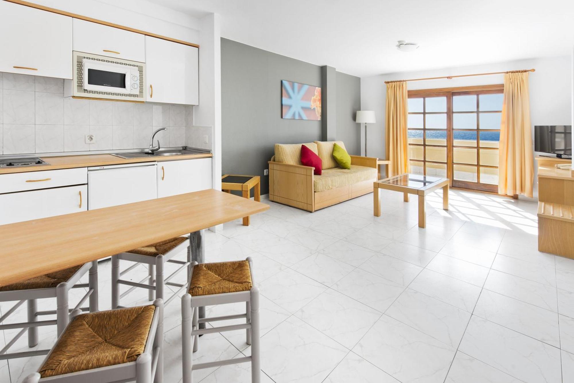 Appartamento con 2 Camere da Letto e Vista Mare (3 Adulti + 2 Bambini)